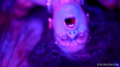 Baby onanerar inför kameran och ger sig själv orgasm.